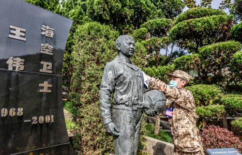 21年過去,你的名字我們從未忘記,瞻仰"海空衛士"王偉烈士紀念碑